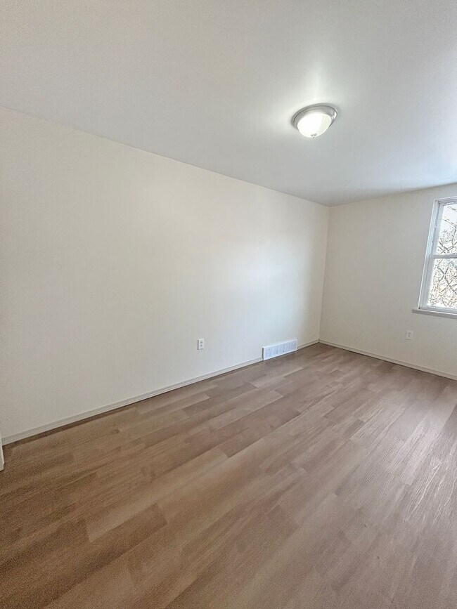 Building Photo - 36 Hickory St