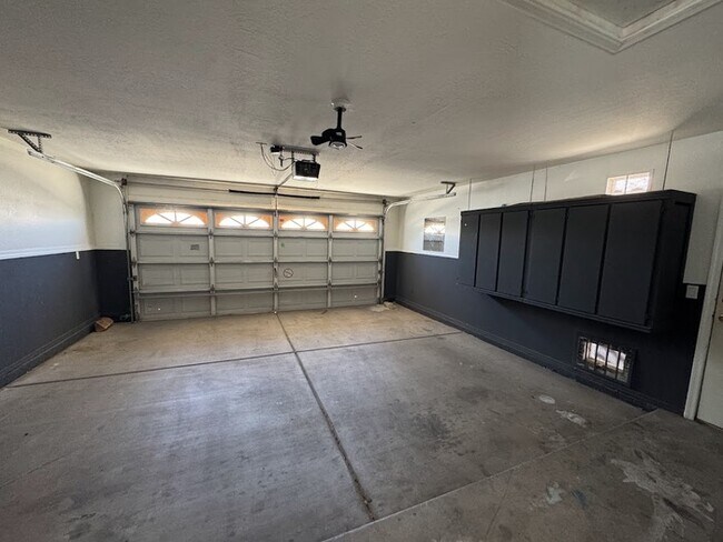 Building Photo - Lakefront with Home Office
