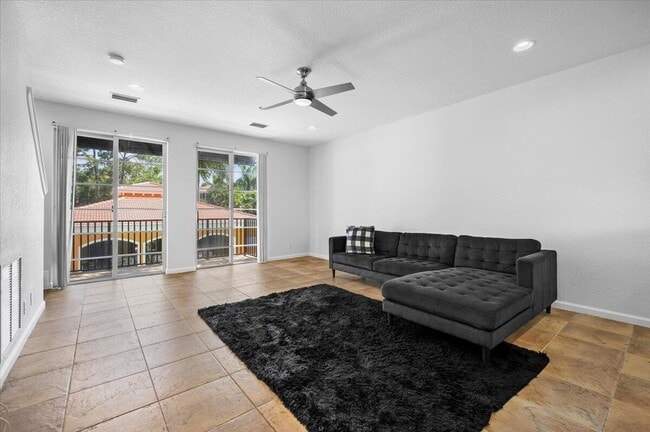Building Photo - 131 Greenwich Cir