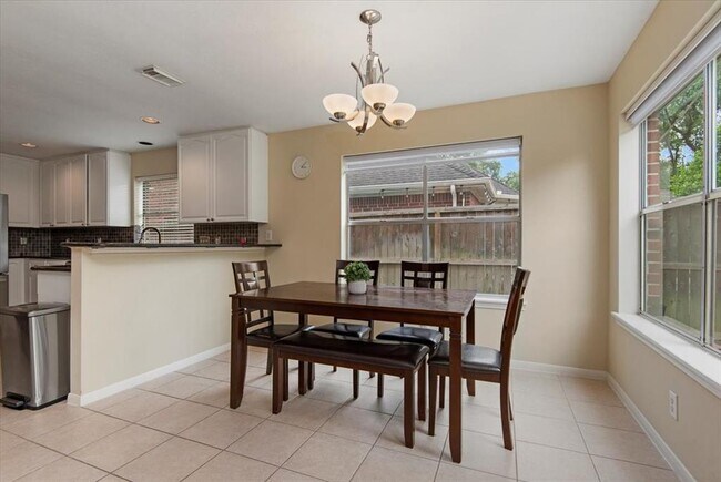 Building Photo - 314 Trailwood Ct