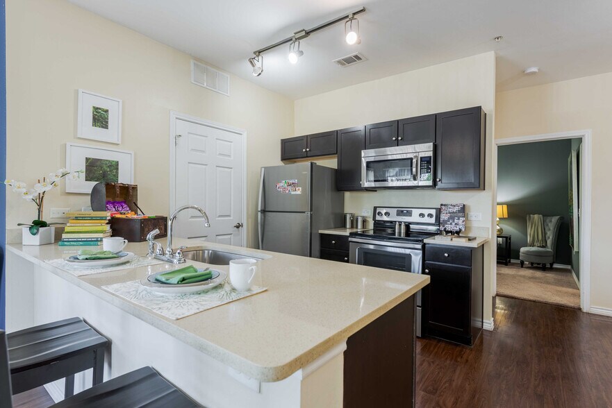 Axis-West-Campus-Apartments-Near-UT-Austin-Kitchen - Axis West Campus