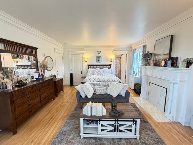 Building Photo - Beautiful 4 Bedroom/2 Bathroom Second Floor Apartment in East Duluth Mansion with Utilities Inclu...