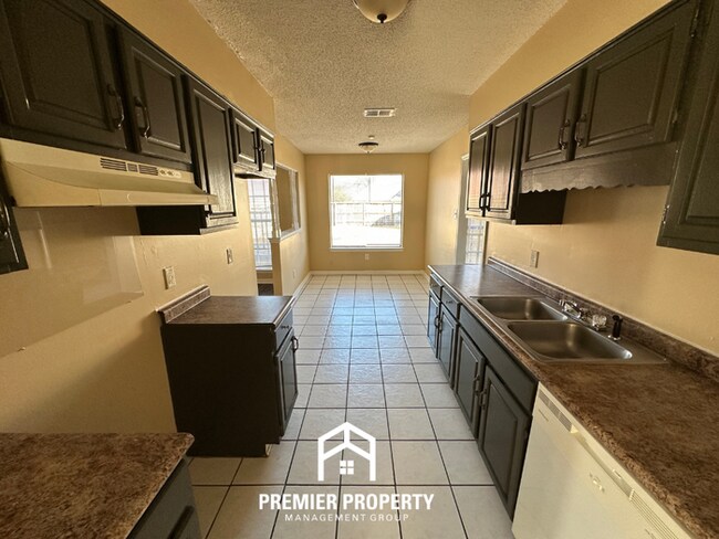 Building Photo - 3BR Home w/ Brick Fireplace, Garage & Fenced Yard in Memphis