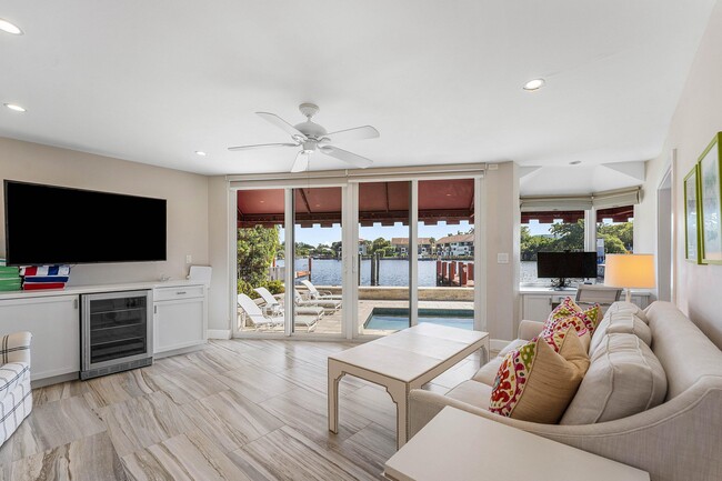 Building Photo - 811 Palm Trail