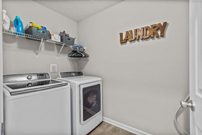 Building Photo - Spacious Home in Prime Location!