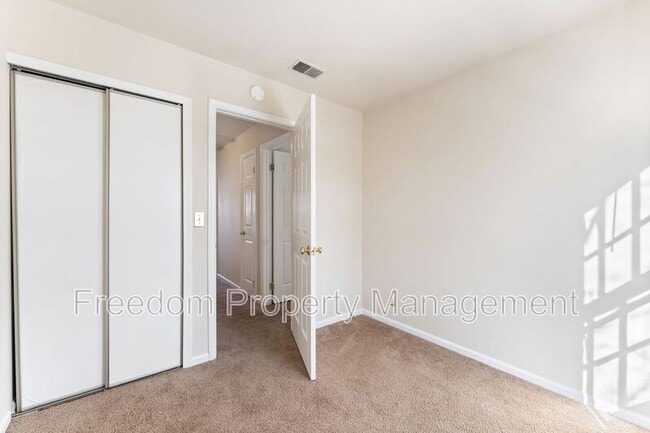 Building Photo - 726 Pine Tree Ct