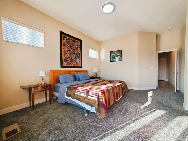 Building Photo - Gorgeous executive style home available fo...