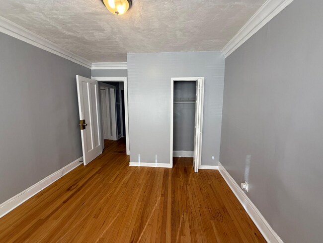 Building Photo - 654 N Lamon Ave