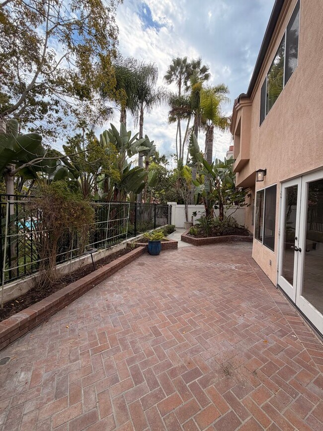 Building Photo - Beautiful 3 Bedroom, 2.5 Bathroom Newport ...
