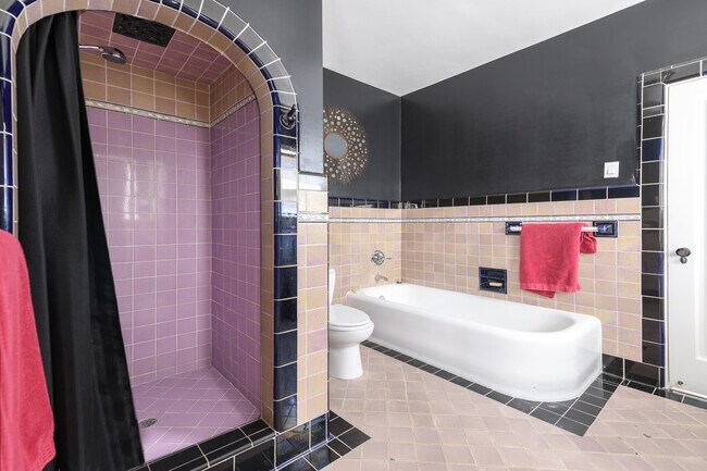 Building Photo - 148 S Orange Dr