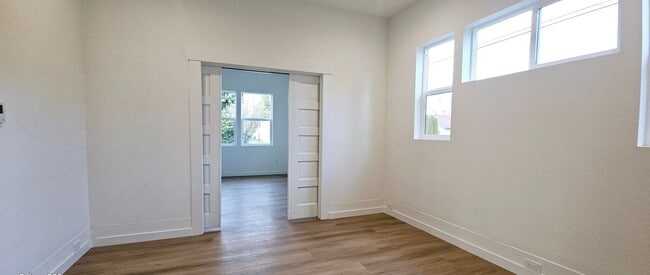 Building Photo - MOVE-IN SPECIAL! Recently Renovated 2 Stor...