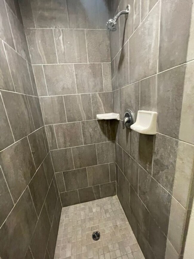 Building Photo - Downstairs 3 bedroom / $250 Smart & Final ...