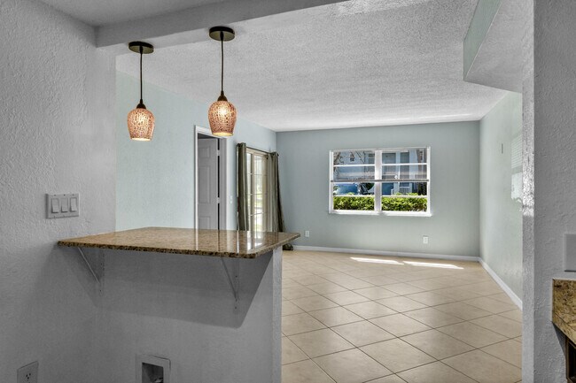 Building Photo - 1604 SE Green Acres Cir
