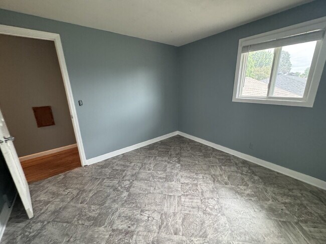 Building Photo - Spacious 4-Bed, 3-Bath Gem on Regent Ave - Your Dream Home Awaits in Brooklyn Park