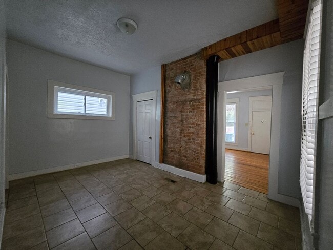 Building Photo - Cute and Quirky!! 3 Bed 2 Bath Home in upcoming Walnut Hills