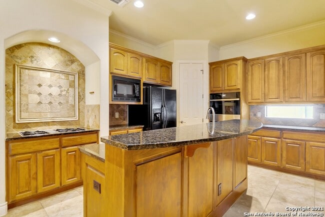 Building Photo - 4 Bedroom/4 Bath Champion Ridge Subdivision