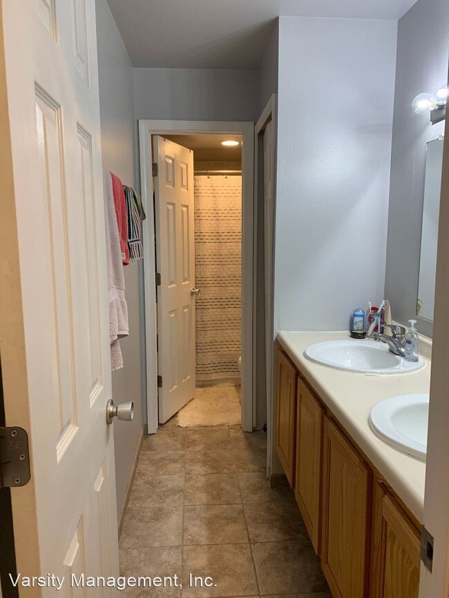 Building Photo - 2 br, 1 bath Apartment - 1001 S. Forest 10...