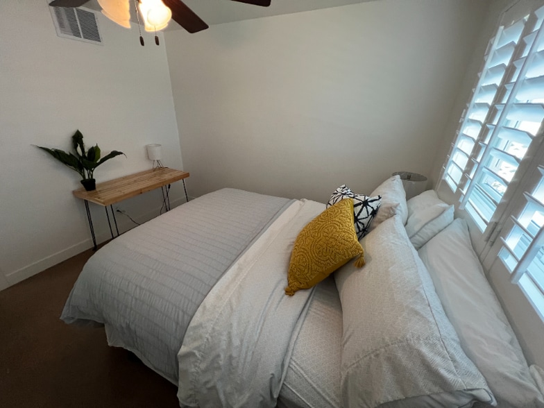 Building Photo - 6438 E Sheridan St