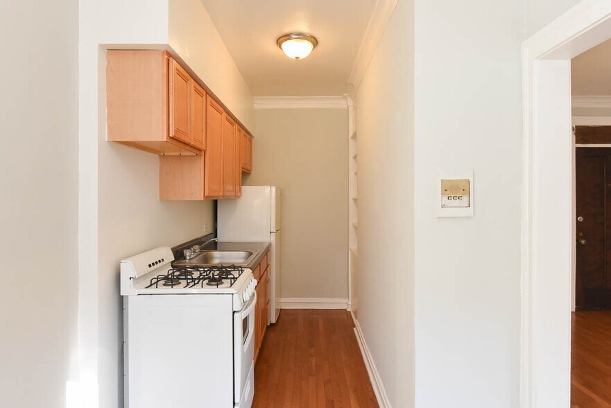 Building Photo - 4646 N Paulina St