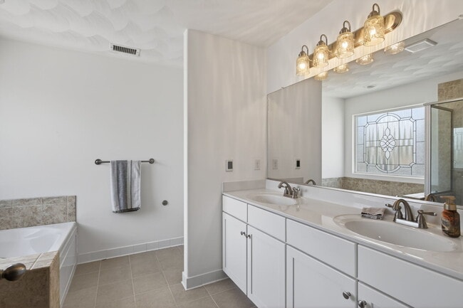 Building Photo - 207 Hearthstone Rch