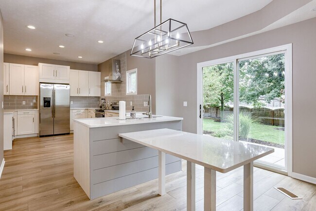Building Photo - Must See West Omaha 5 Bedroom!!