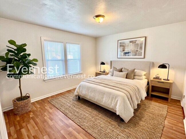 Building Photo - 2 Bed/1 Bath Home with Garage / Pet-Friendly / Available Now!