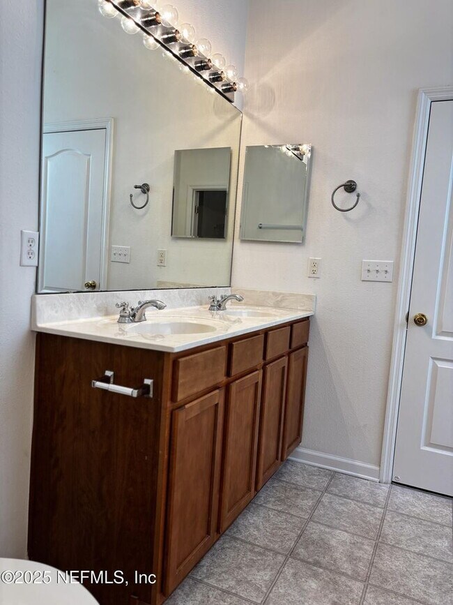 Building Photo - Stunning 3 BDR, 2 BA home in Collinswood s...