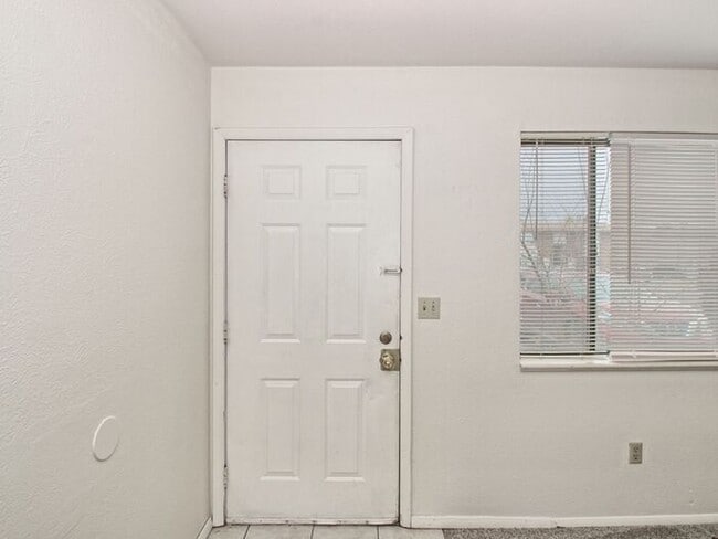 Building Photo - 2 Bedroom Apartment in Clifton - $1150