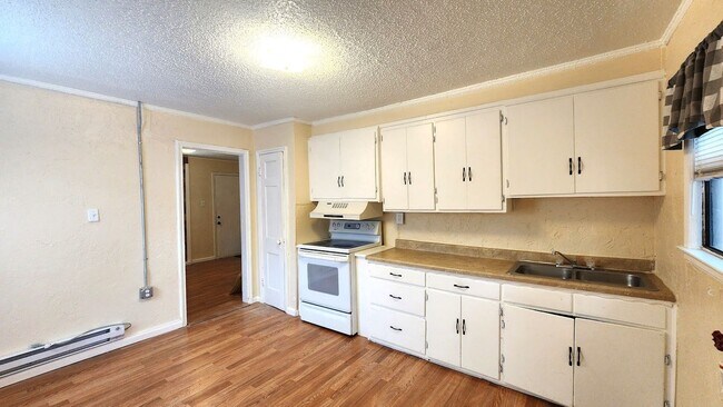 Building Photo - 2 Bed 1 Bath 1 Car  Detached Garage in Chesser Addn Midwest City