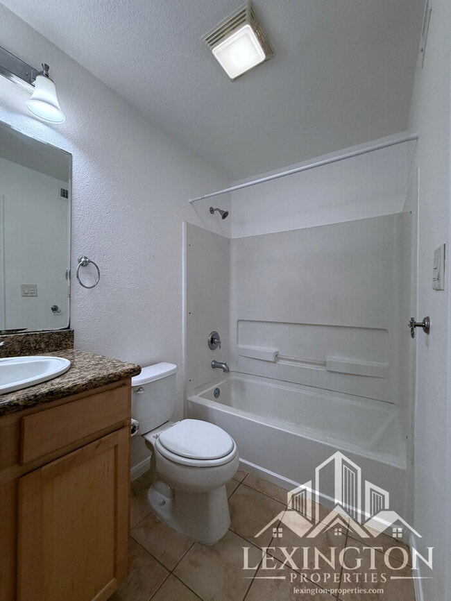 Building Photo - Stunning, 2BD/1BA, Condo in the Villaggio Community off Madison Ave. and Auburn Blvd.! ***Move-in...