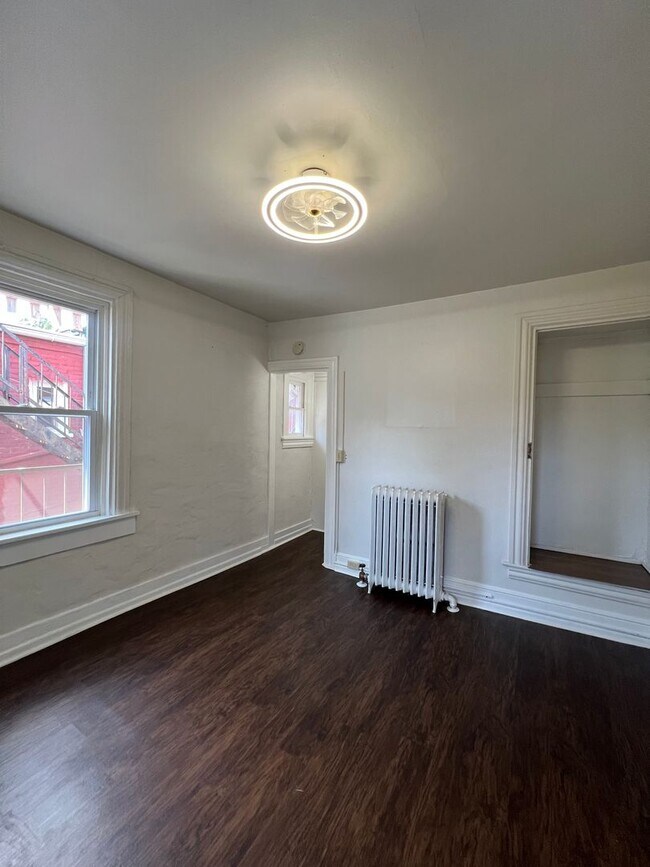 Building Photo - 544 W Chestnut St