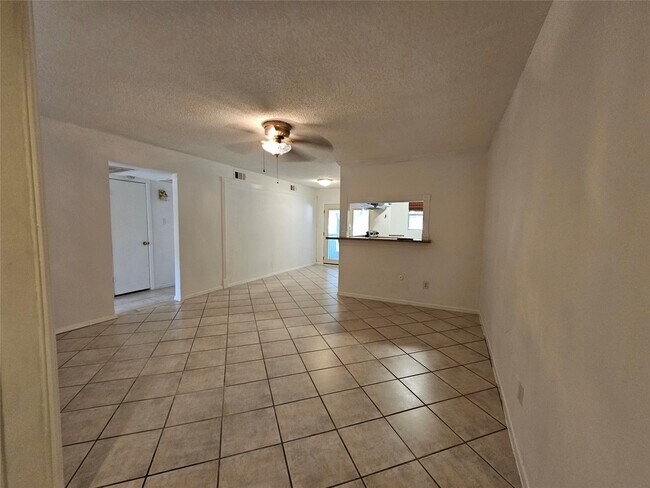 Building Photo - 8287 Kingsbrook Rd