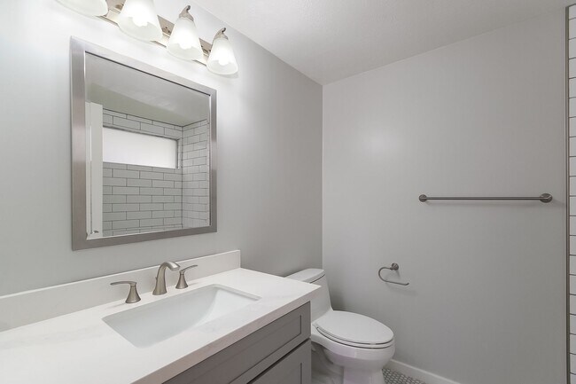 Building Photo - 3 Bedroom, 2.5 Bathroom Home with Photovol...