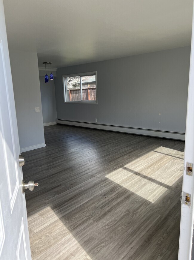 Building Photo - 341 E 46th unit 2