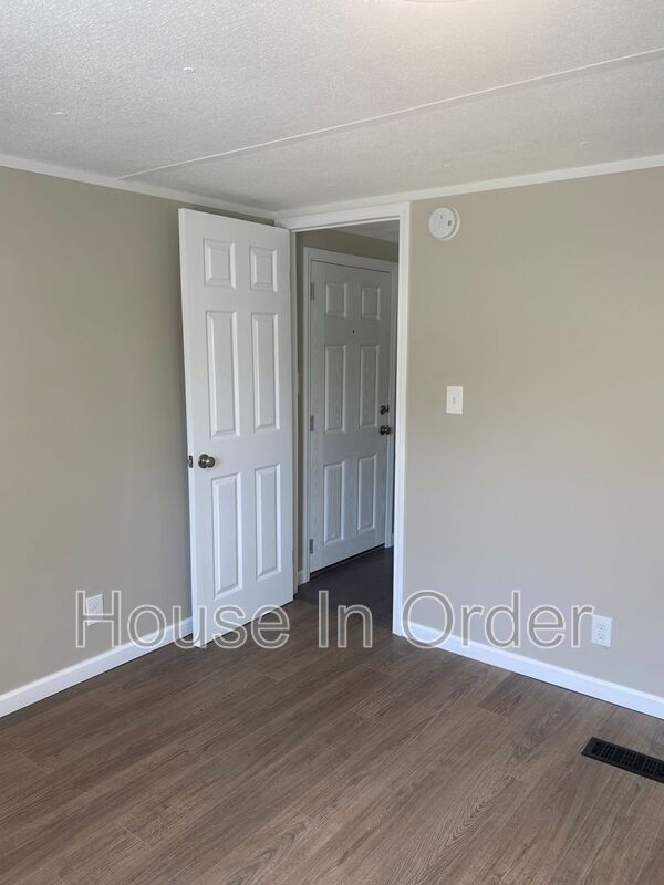 Building Photo - 6 Twin Oaks Dr