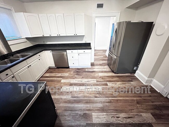 Building Photo - 2561 Rosselle St
