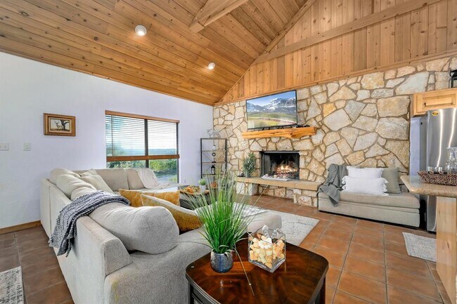 Building Photo - 401 Madrone Canyon Dr