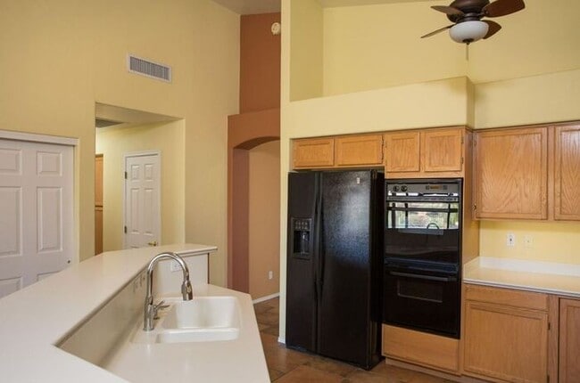 Building Photo - 10865 E Walking Stick Dr
