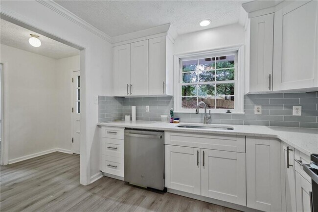 Building Photo - 2041 Collinswood Dr