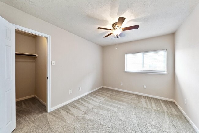 Building Photo - 24415 Lakecrest Town Dr