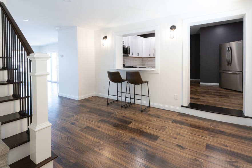 island eating area - 953 Dennison Ave