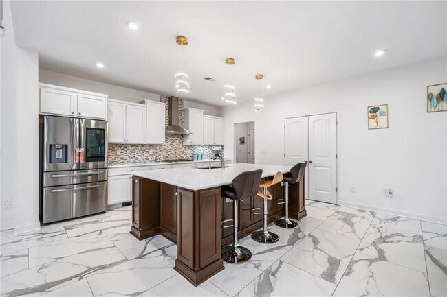 Building Photo - 2121 Harmony Dr