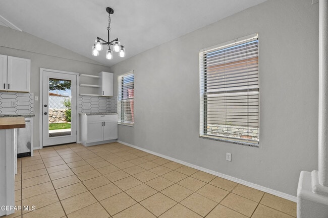 Building Photo - 10039 Paloma Dr