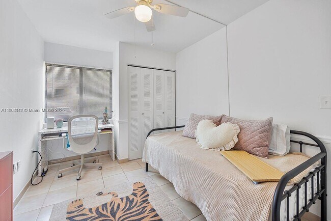 Building Photo - 241 W Park Dr