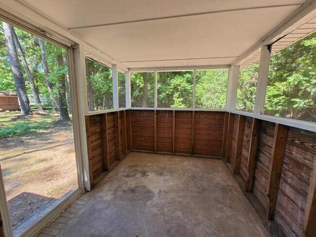 Building Photo - 596 Fredrick St