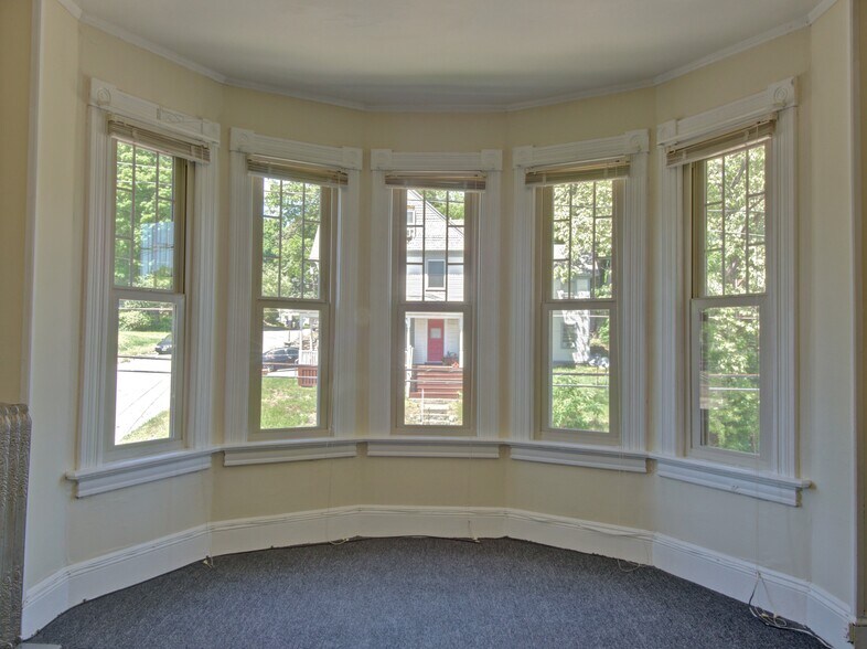 Building Photo - 324 Valley St