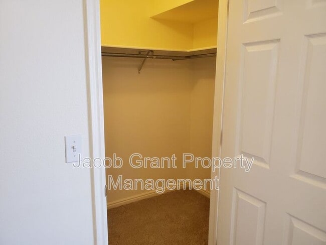 Building Photo - 4946 Cole St
