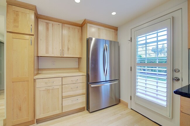 Building Photo - 3bd/2ba Mercer Island Home