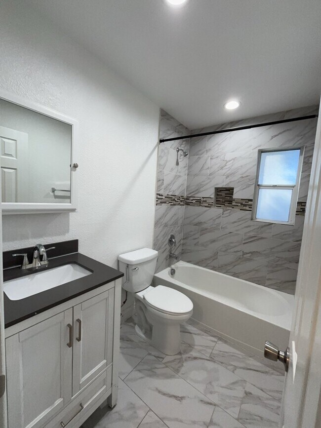 Building Photo - HOT SUMMER SPECIAL! FIRST MONTH, FREE RENT *excludes recurring fees* Cozy 2-Bed Oasis in the Hear...