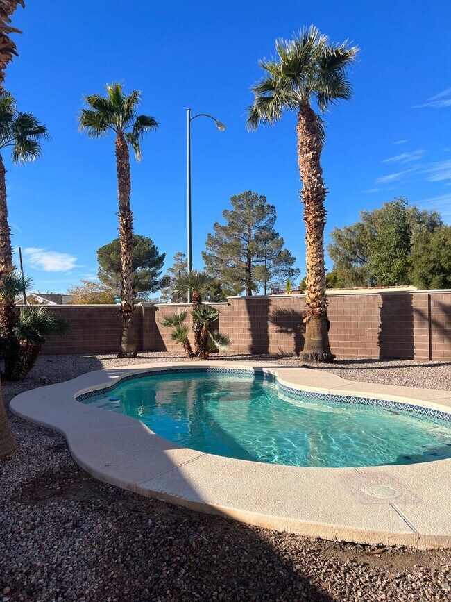 Building Photo - 4 Bedroom with Bedroom Downstairs, Pool, O...